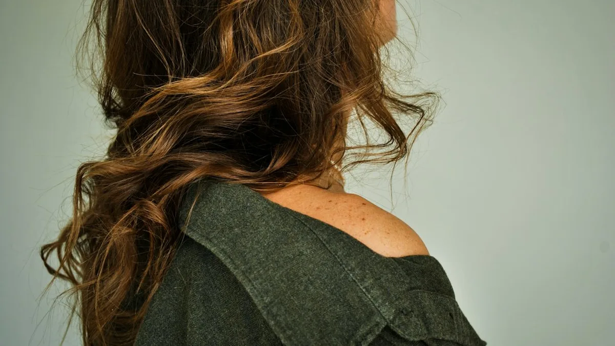 Coiffure pour mariage invité cheveux mi long : mode d'emploi