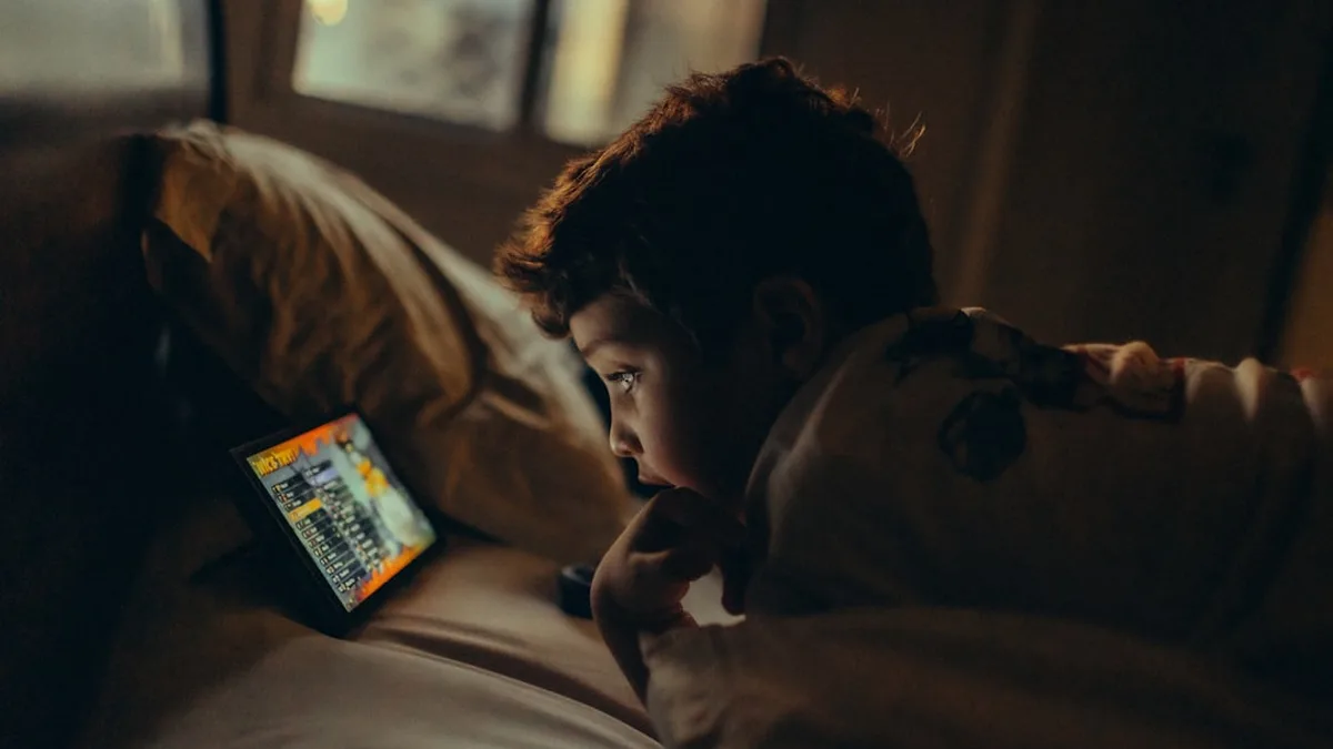 Écrans et sommeil de l'enfant : le délai recommandé avant le coucher, et sa source